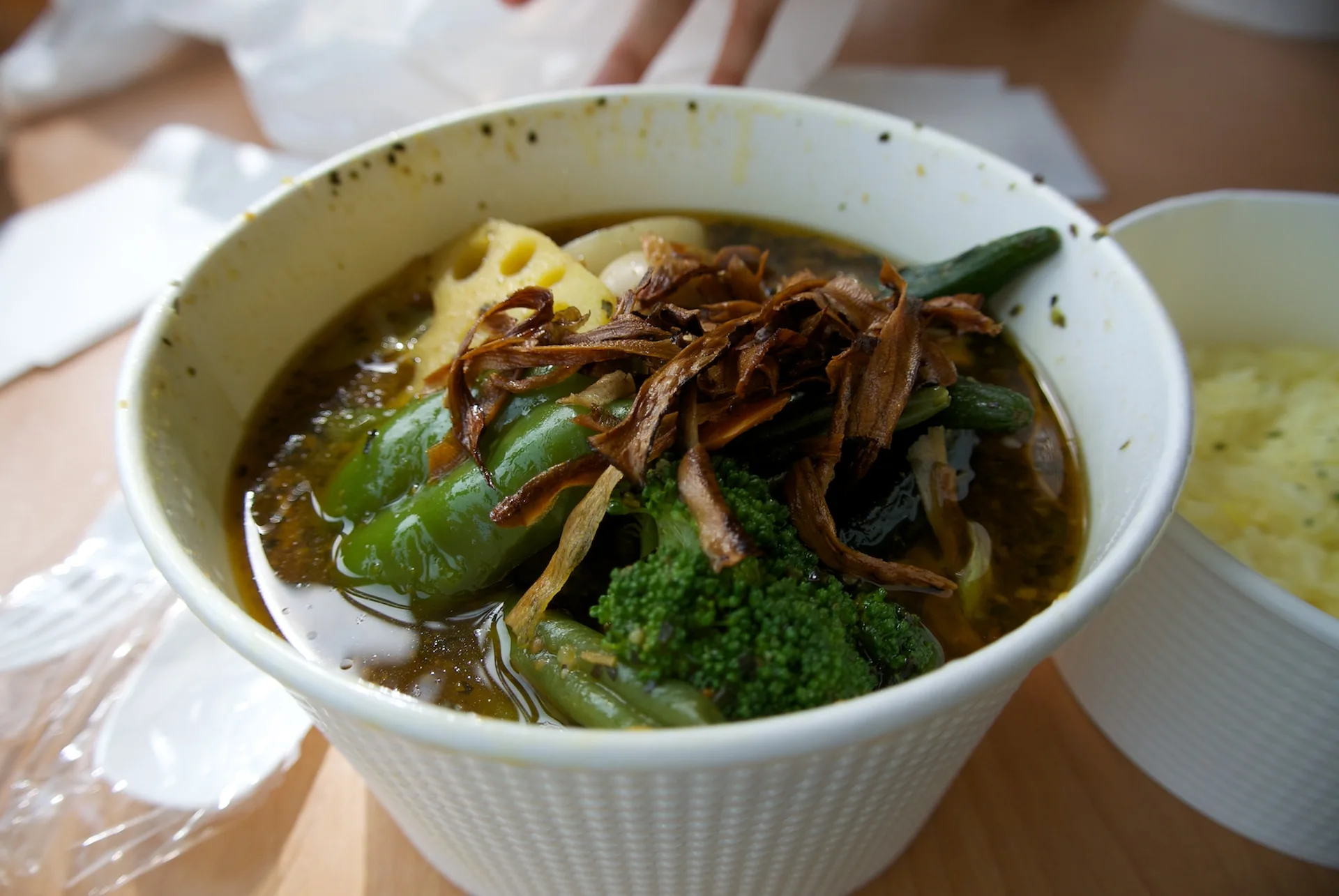 札幌のスープカレー。野菜や肉の組み合わせは店ごとに楽しめます。