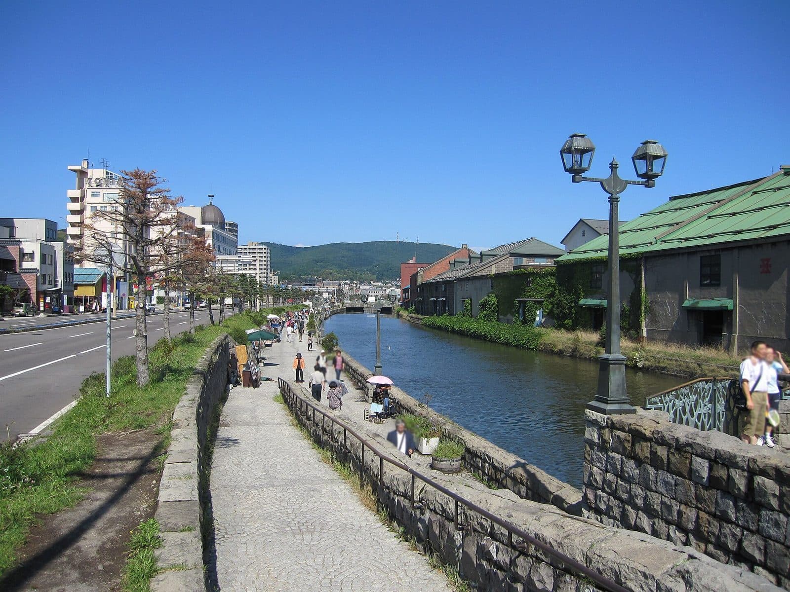 小樽運河の石造倉庫と散策路。写真は雪のない季節の様子です。