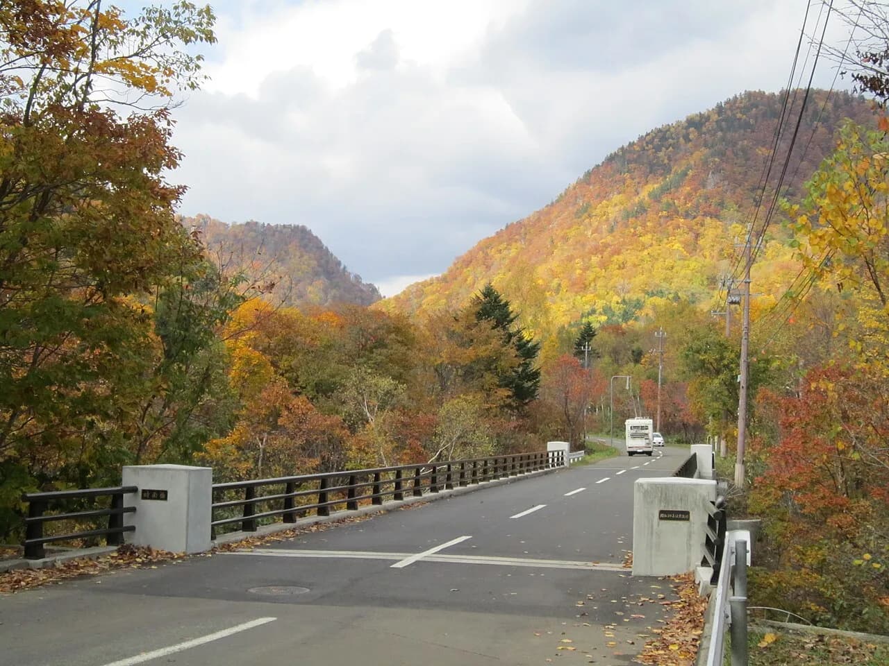 定山渓の時雨橋と秋の山並み。温泉街だけでなく周辺にも紅葉の景色が広がります。