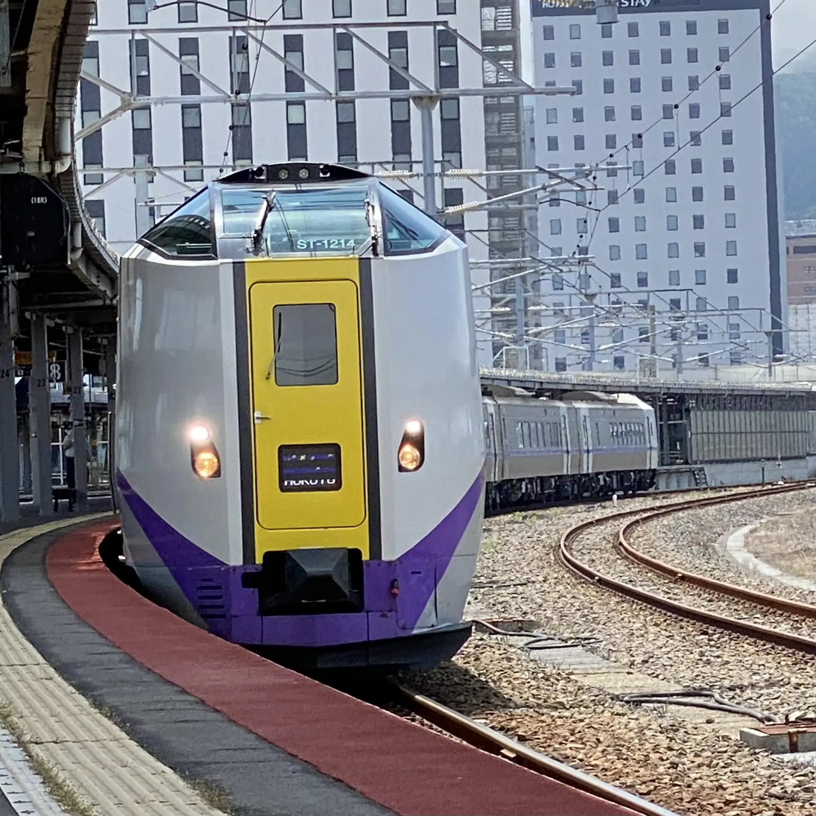函館駅に停車するJR北海道の特急「北斗」。