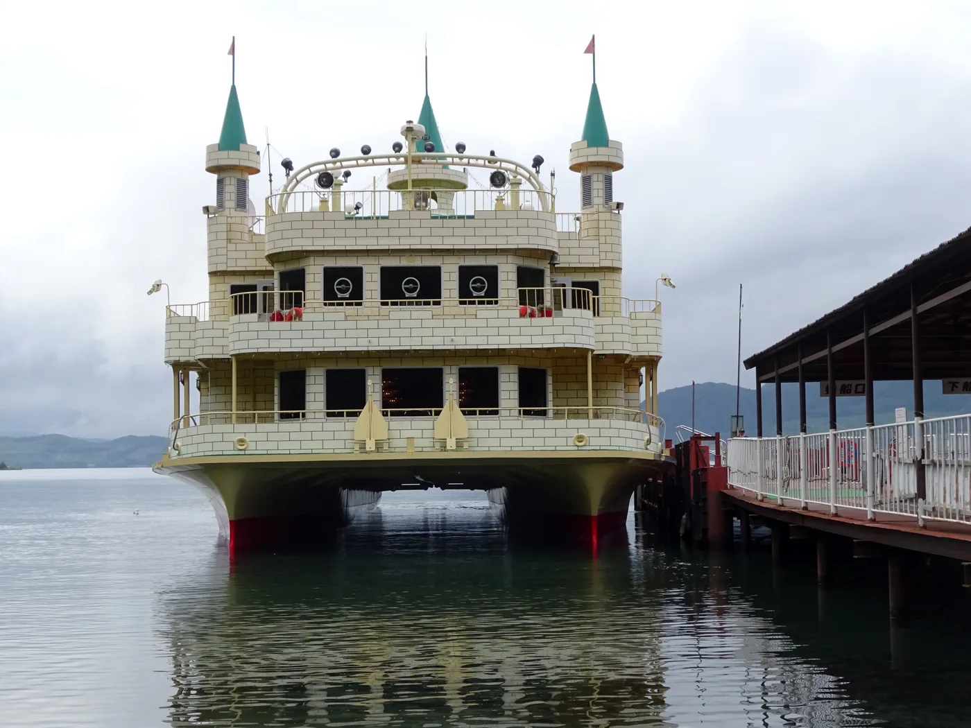 The Lake Toya cruise boat Espoir at its pier in June 2022. An illustration only, not the boat you will board or the current schedule. Resized and converted to WebP.