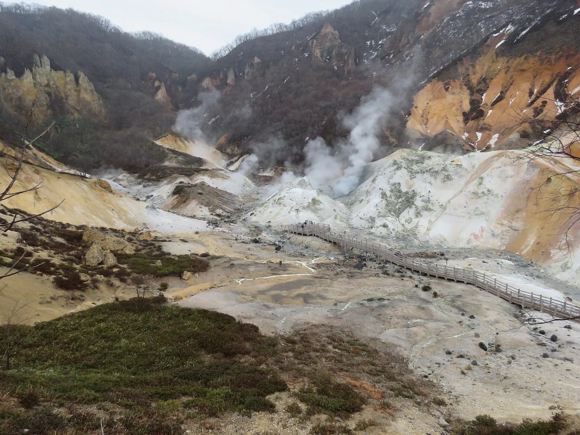 登別温泉・地獄谷の全景。