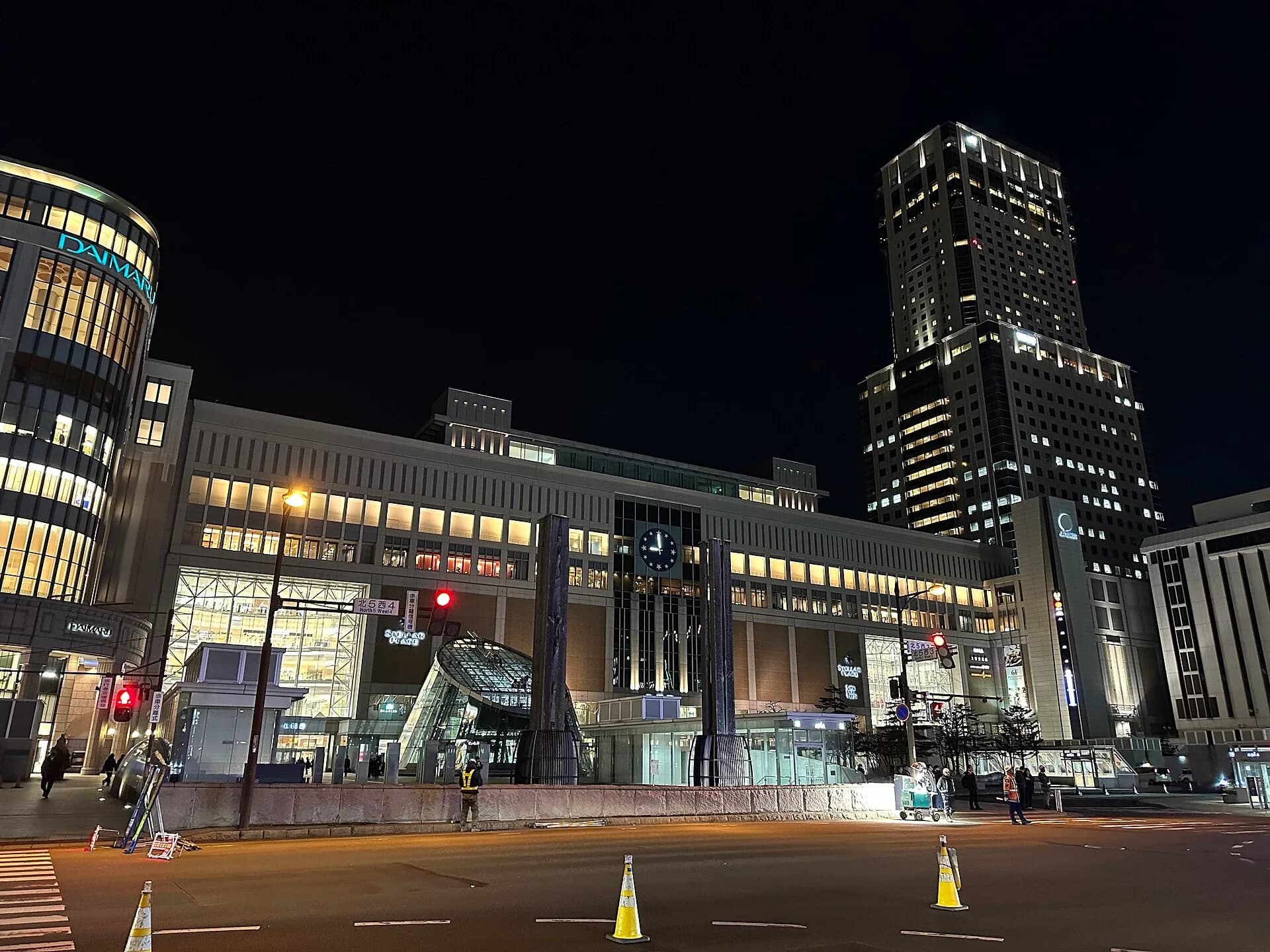 夜の札幌駅南口。到着日の食事や翌朝の移動も考えて宿を選びましょう。