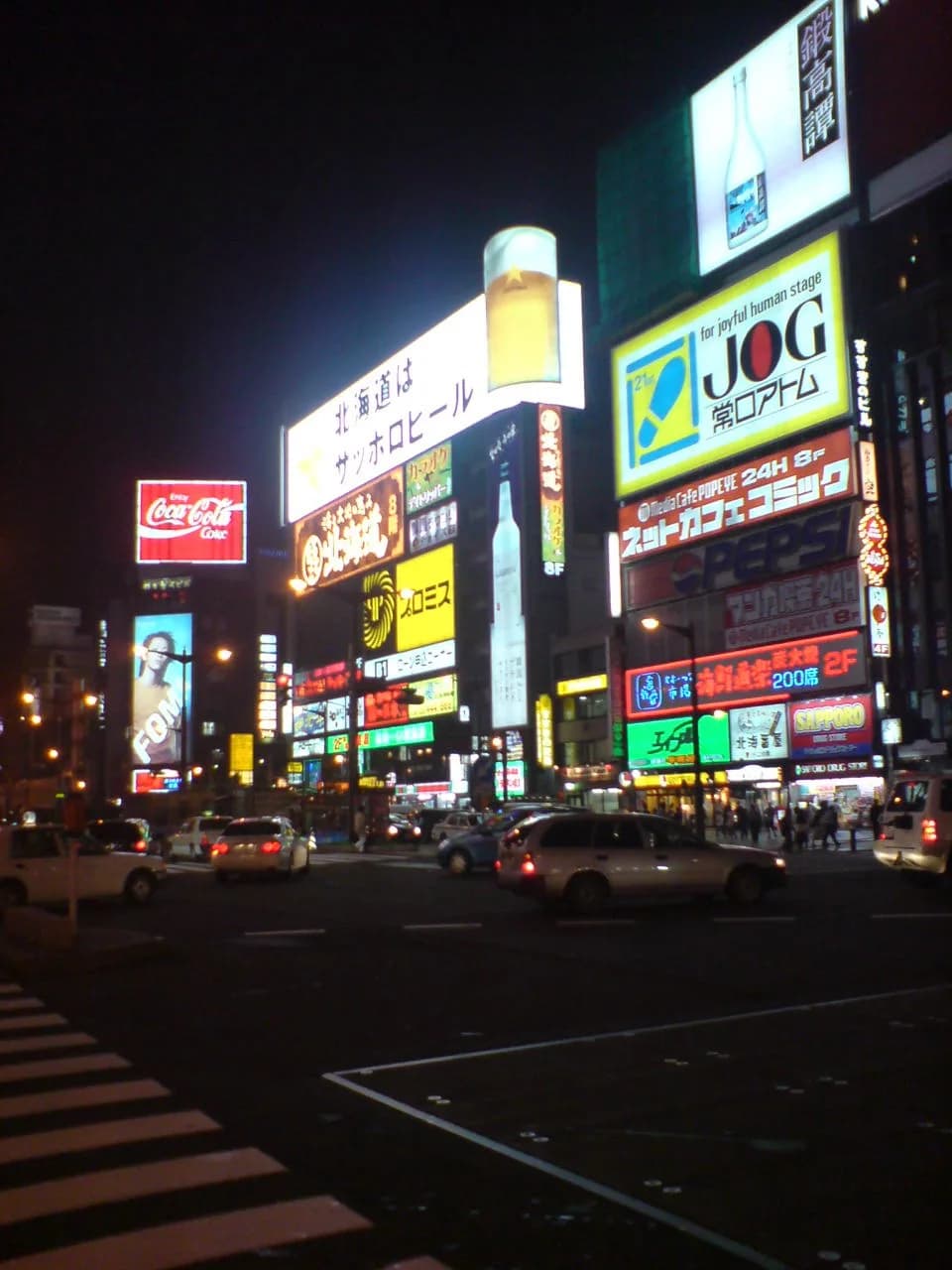 飲食店の看板が並ぶ、すすきのの夜景。